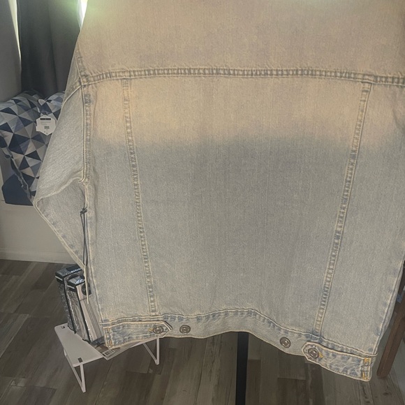 Forever 21 Light Wash Denim Trucker Jean Jacket. NWT. - Picture 10 of 11